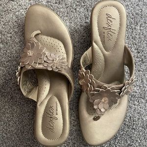 🌻Dexter Gold Sandles - EUC - Never Worn